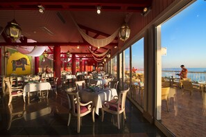 3 restaurants, serveren ontbijt