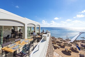 3 restaurants, breakfast served