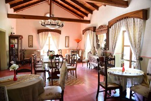 Desayuno completo incluido todos los días 