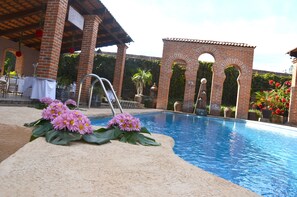 Outdoor pool, pool loungers - Hacienda La Magdalena (Zapopan)
