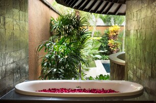 Villa, 1 hálószobával | Fürdőszoba | Külön fürdőkád, illetve zuhanyzó, mély merülőkád és esőzuhany