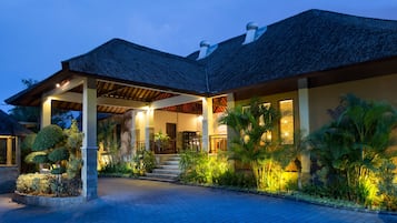 Fachada da propriedade à noite
