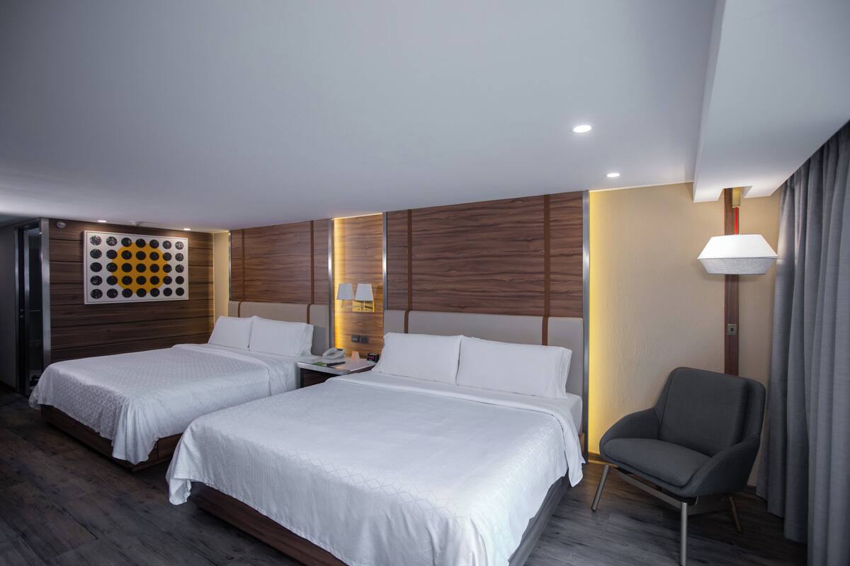 ห้องพรีเมียม, หลายเตียง, ระเบียง | เครื่องนอนระดับพรีเมียม, ตู้นิรภัยในห้องพัก, โต๊ะทำงาน, ผ้าม่านกันแสง