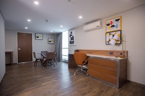 Premium Room | Premium bedding, in-room safe, desk, blackout drapes - Holiday Inn Zona Centro by IHG (Mexico City)