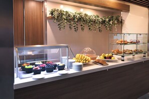 Petit déjeuner, déjeuner et dîner servis sur place