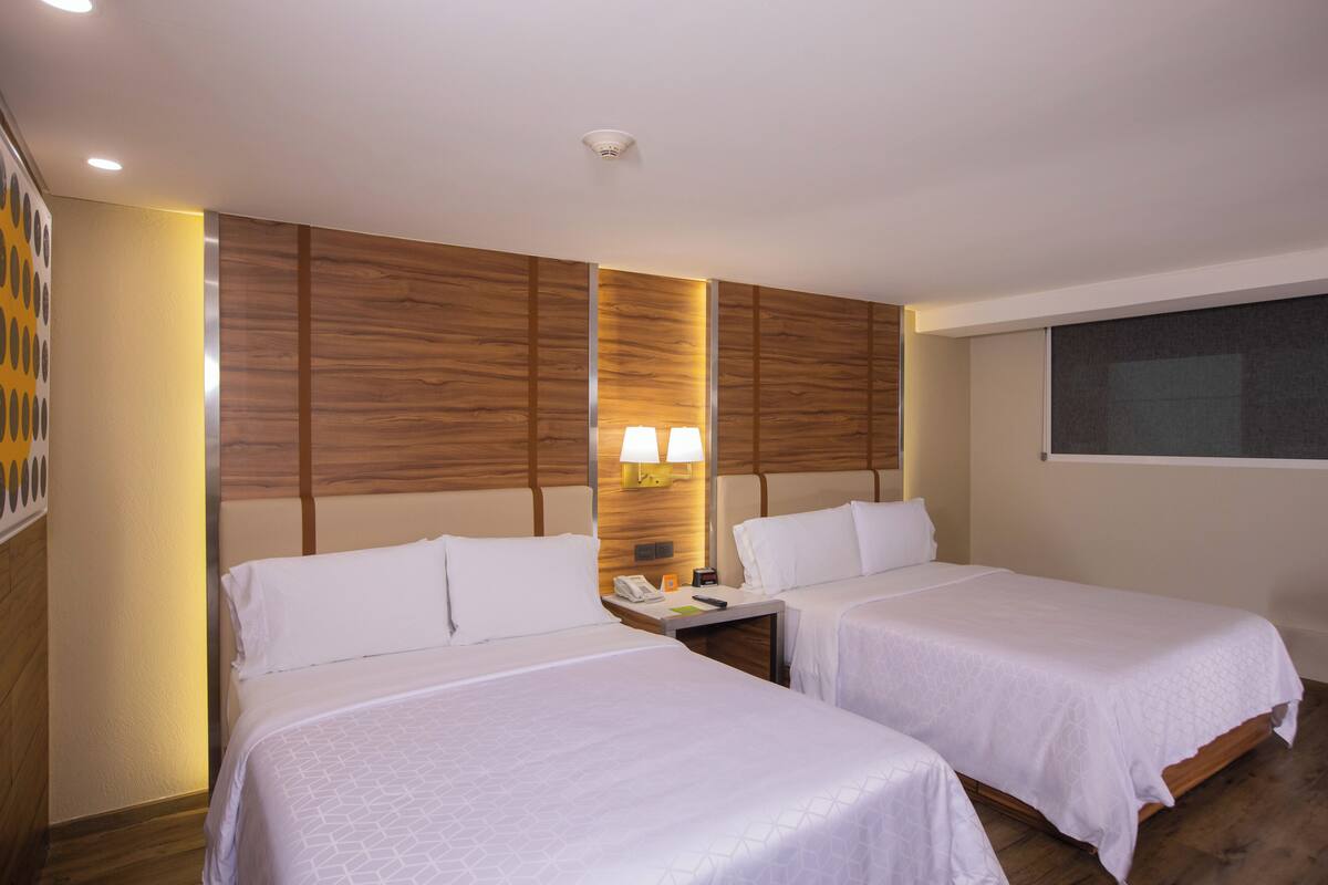 Ropa de cama de alta calidad y caja de seguridad en la habitación