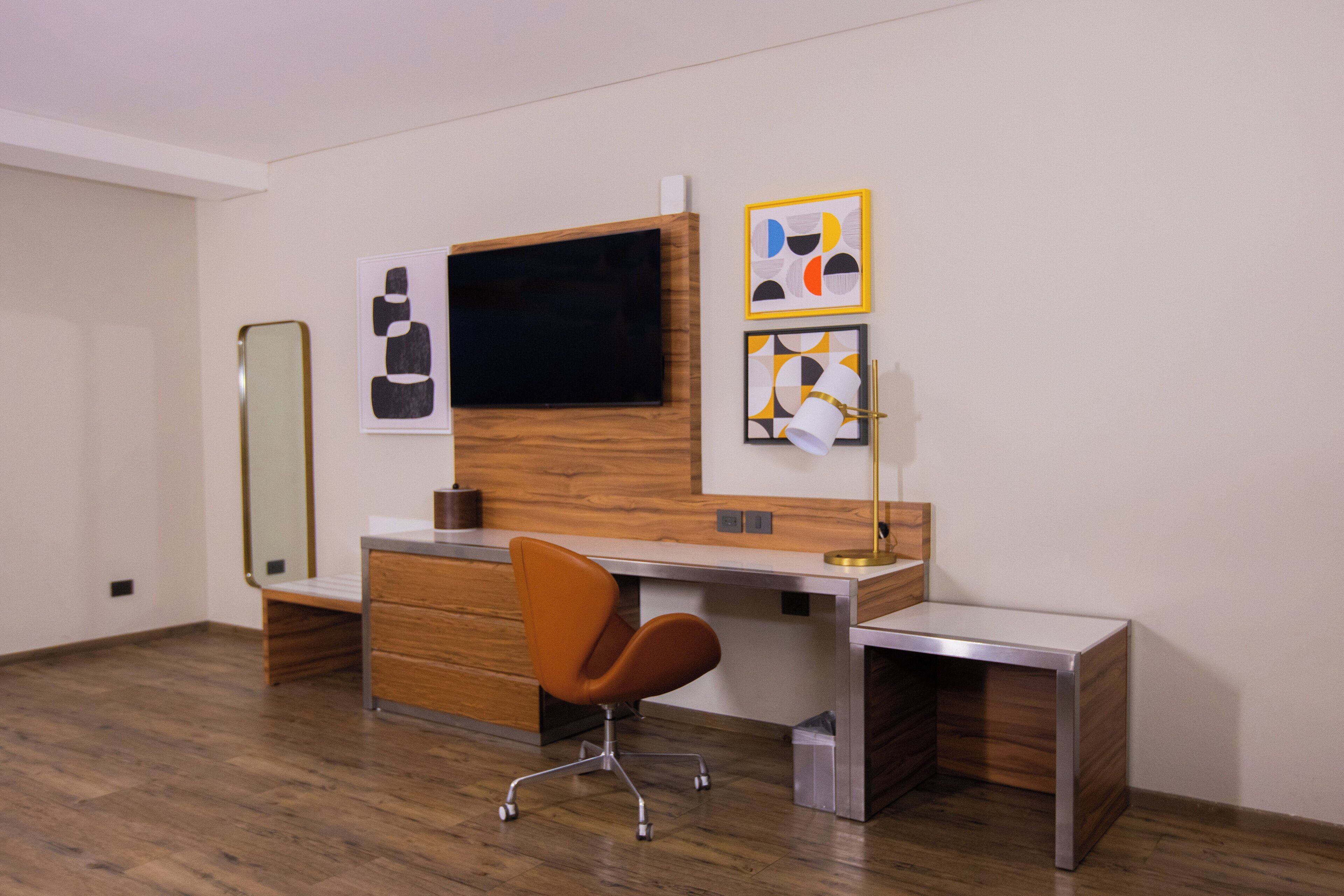 Roupas de cama premium, cofres nos quartos, escrivaninha