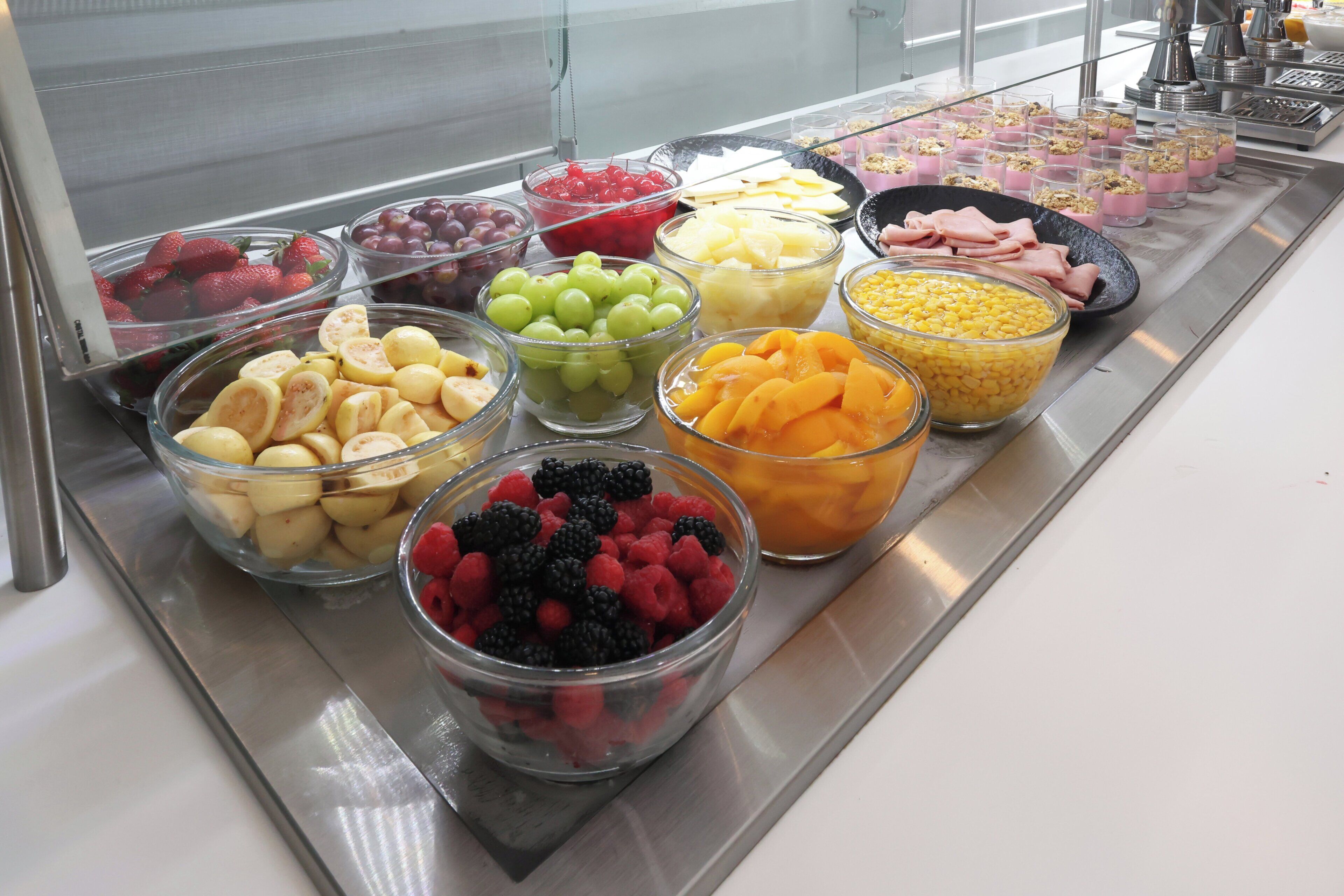 Un buffet con diversi tipi di frutta e formaggi.