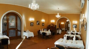 Desayuno continental (UAH 180 por persona) 