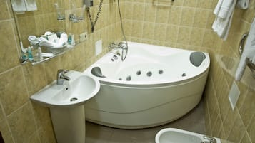 Junior Suite | Bathroom | Free toiletries, hair dryer, towels