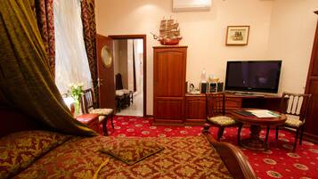 Suite | Minibar, in-room safe, desk, blackout drapes