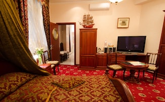 Suite | Minibar, caja fuerte, escritorio y cortinas opacas