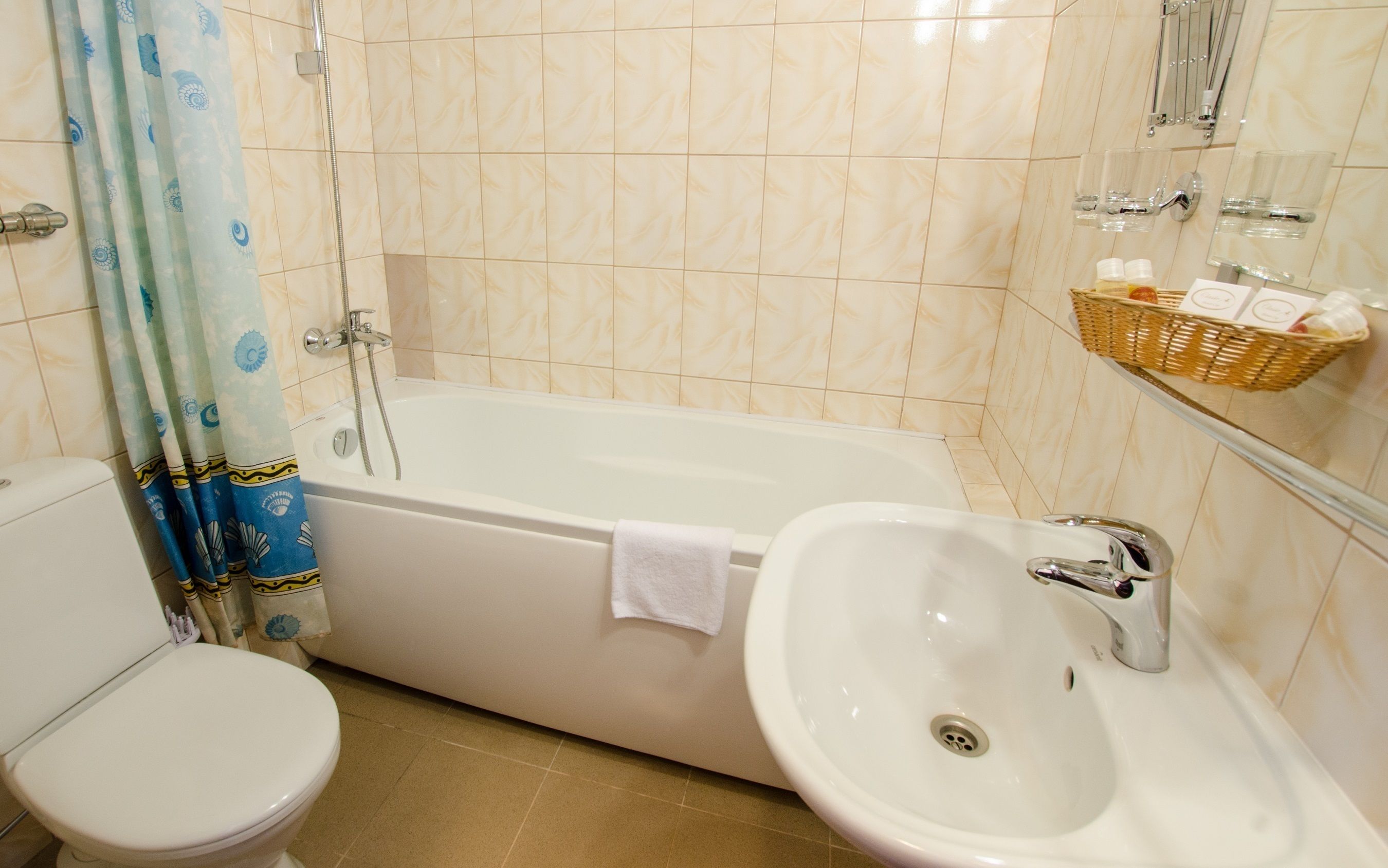Un baño con bañera, inodoro y lavamanos.