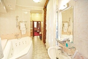 Suite | Bathroom | Free toiletries, hair dryer, towels - Monte Kristo Hotel (Riga)
