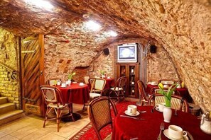 Breakfast, lunch and dinner served - Monte Kristo Hotel (Riga)