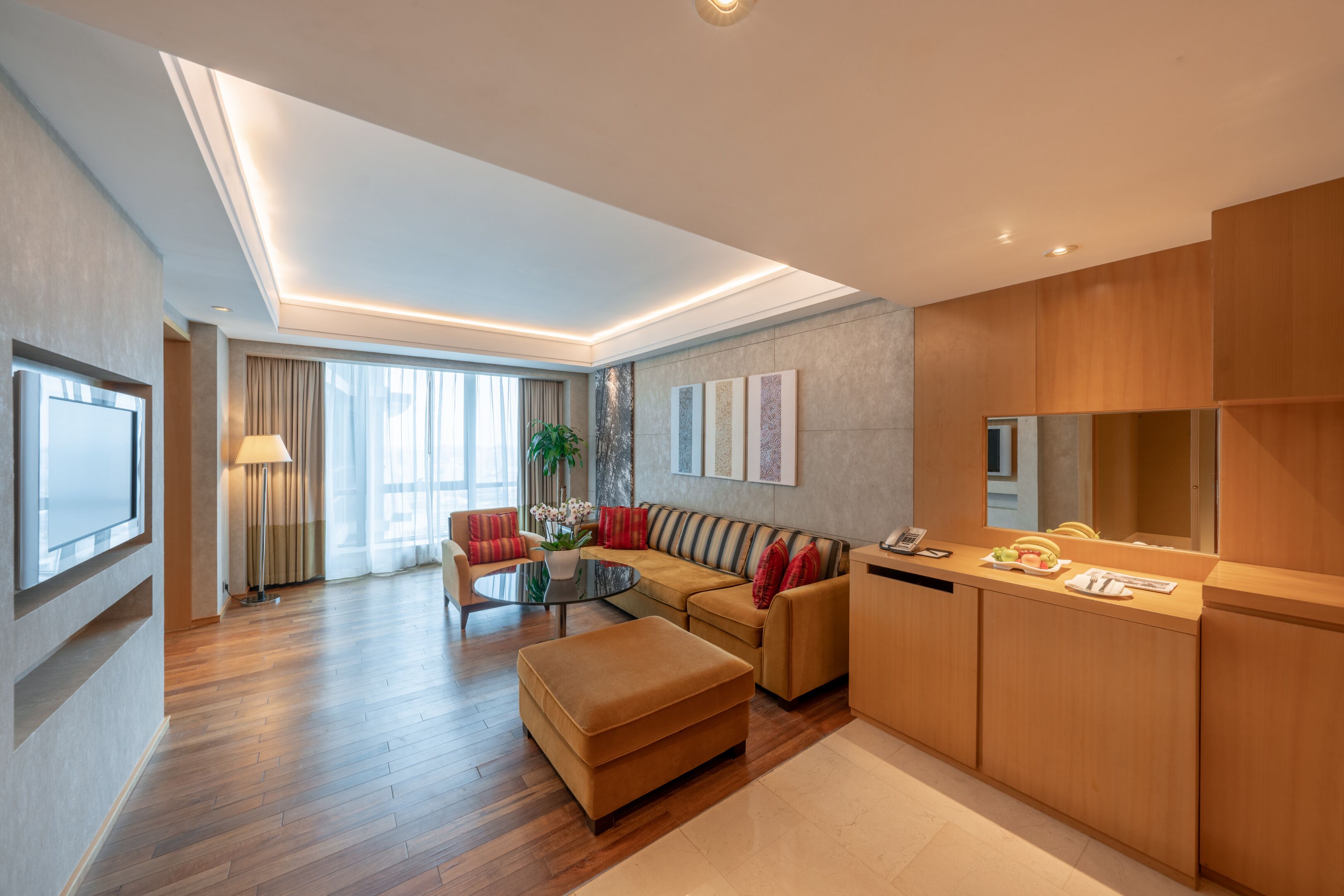 deluxe suite, 1 king bed | living area | 32-inch lcd tv with cable channels, tv