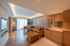 Deluxe-Suite, 1 King-Bett | Wohnbereich | 32-Zoll-LCD-Fernseher mit Kabelempfang, Fernseher