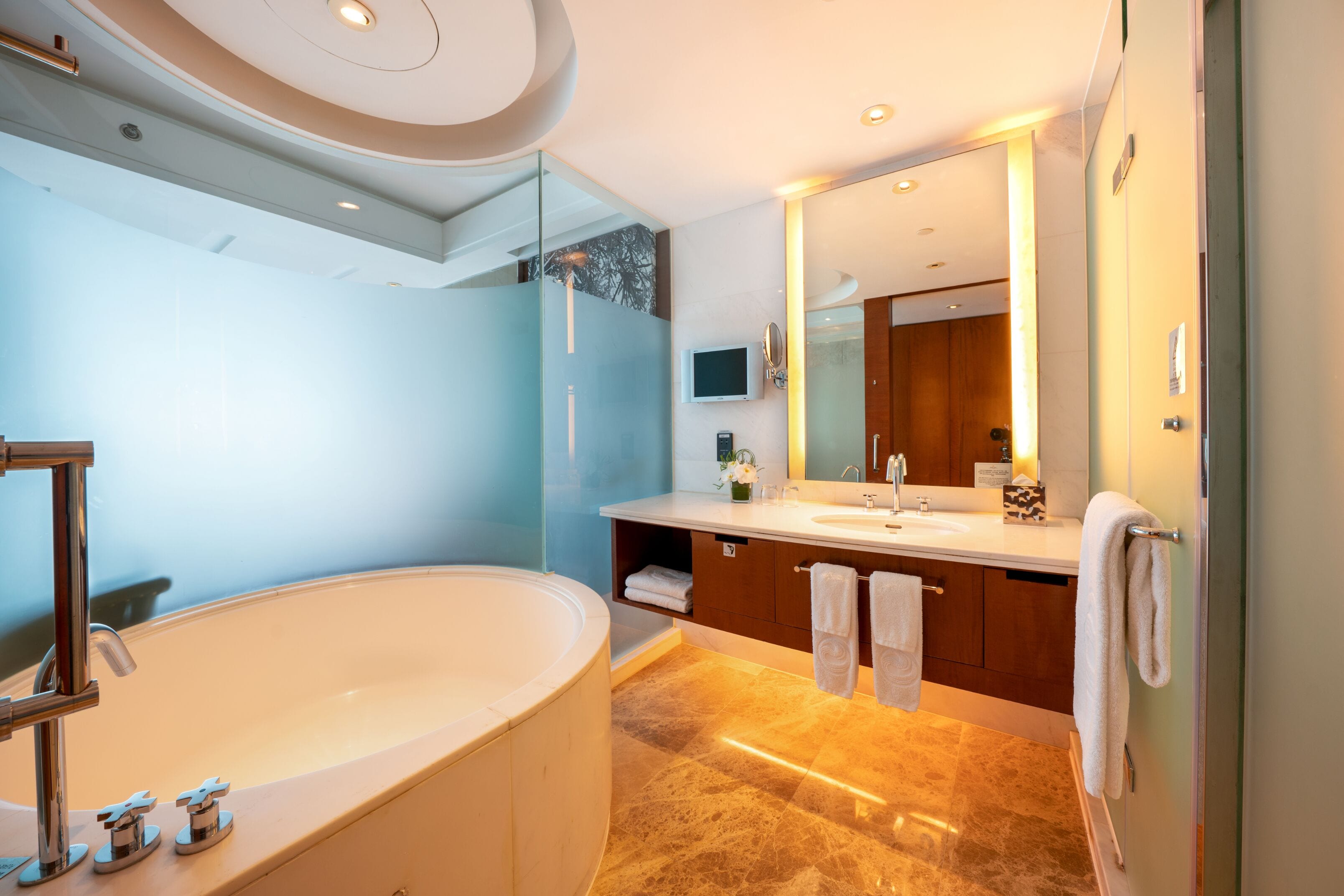 Badewanne und Dusche (separat), kostenlose Toilettenartikel