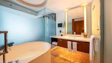 Badewanne und Dusche (separat), kostenlose Toilettenartikel