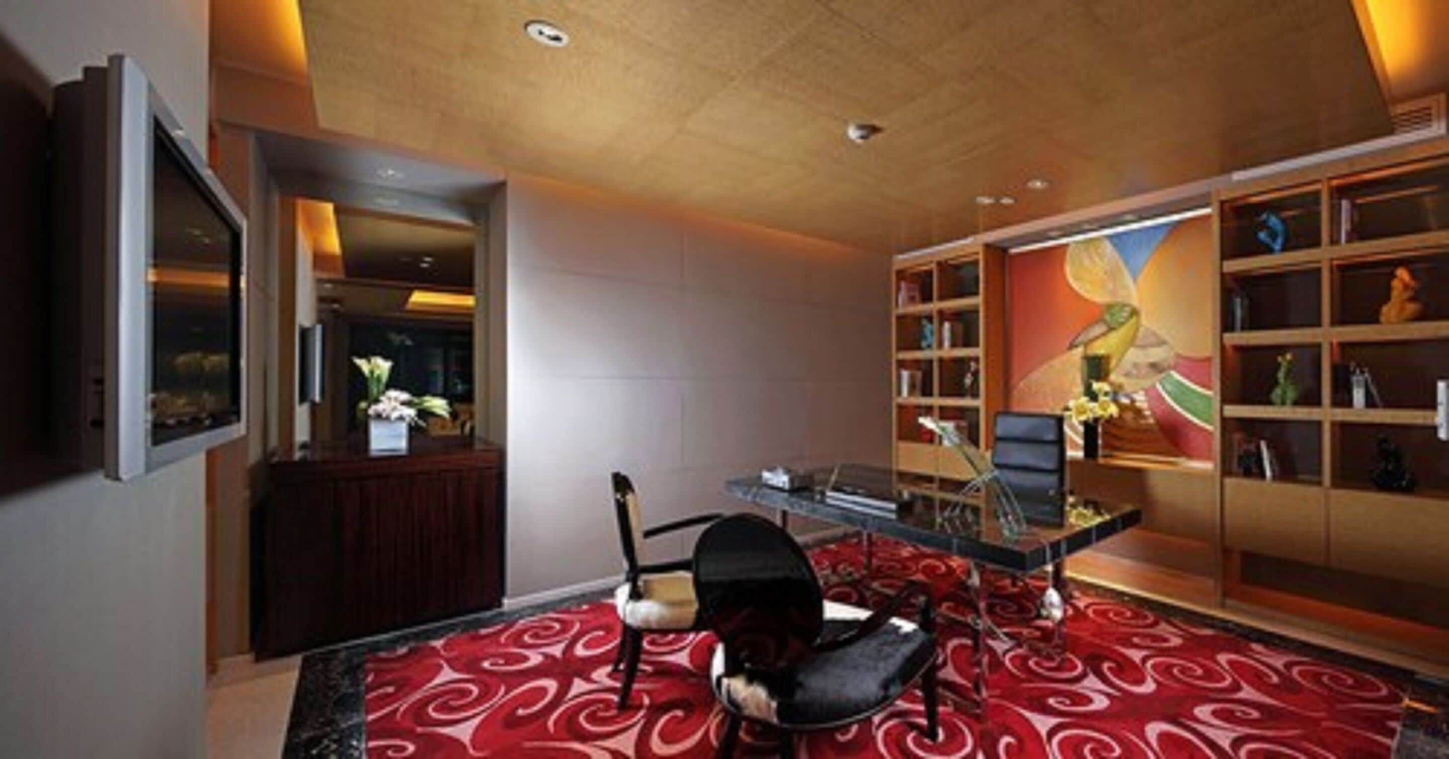 deluxe suite, 1 king bed | minibar, in-room safe, desk, blackout curtains