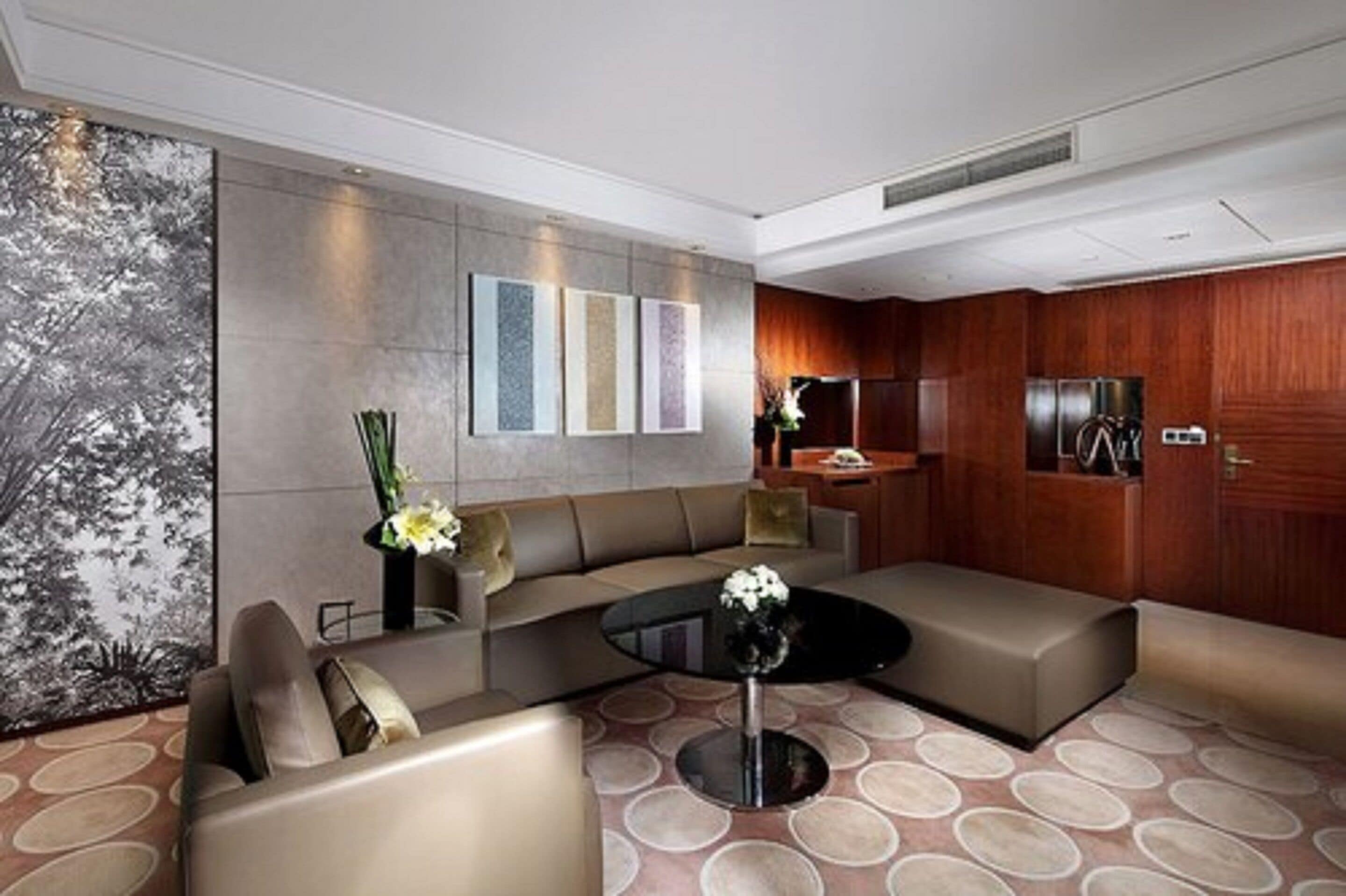 deluxe suite, 1 king bed | minibar, in-room safe, desk, blackout curtains