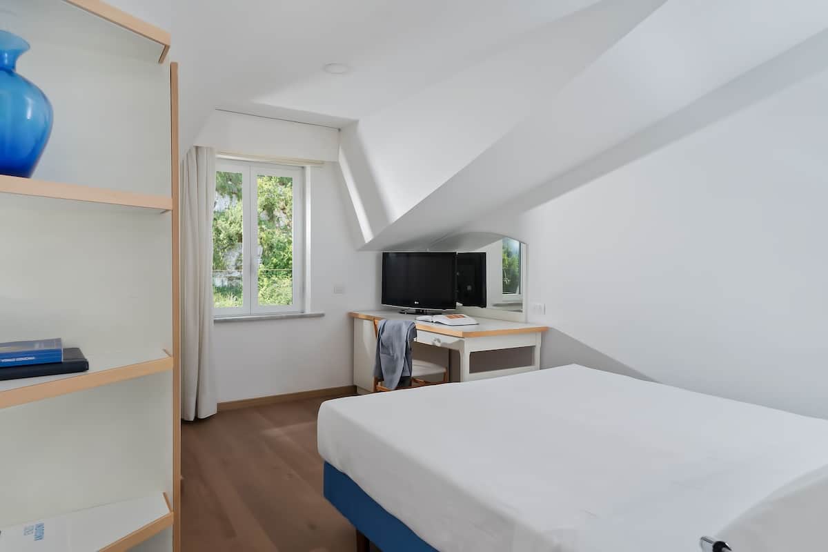 Economy-værelse | 1 soveværelse, minibar, pengeskab på værelset, skrivebord
