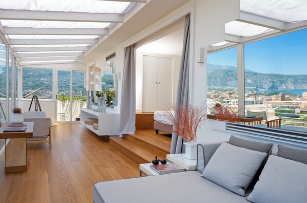 Executive Suite, Terrace, Sea View | Minibar, in-room safe, desk, blackout curtains - Hotel Conca Park (Sorrento)