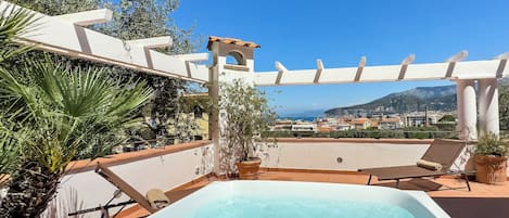 Suite Classique, terrasse, vue piscine | Terrasse/Patio