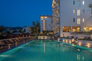 2 piscinas al aire libre, sombrillas, sillones reclinables de piscina