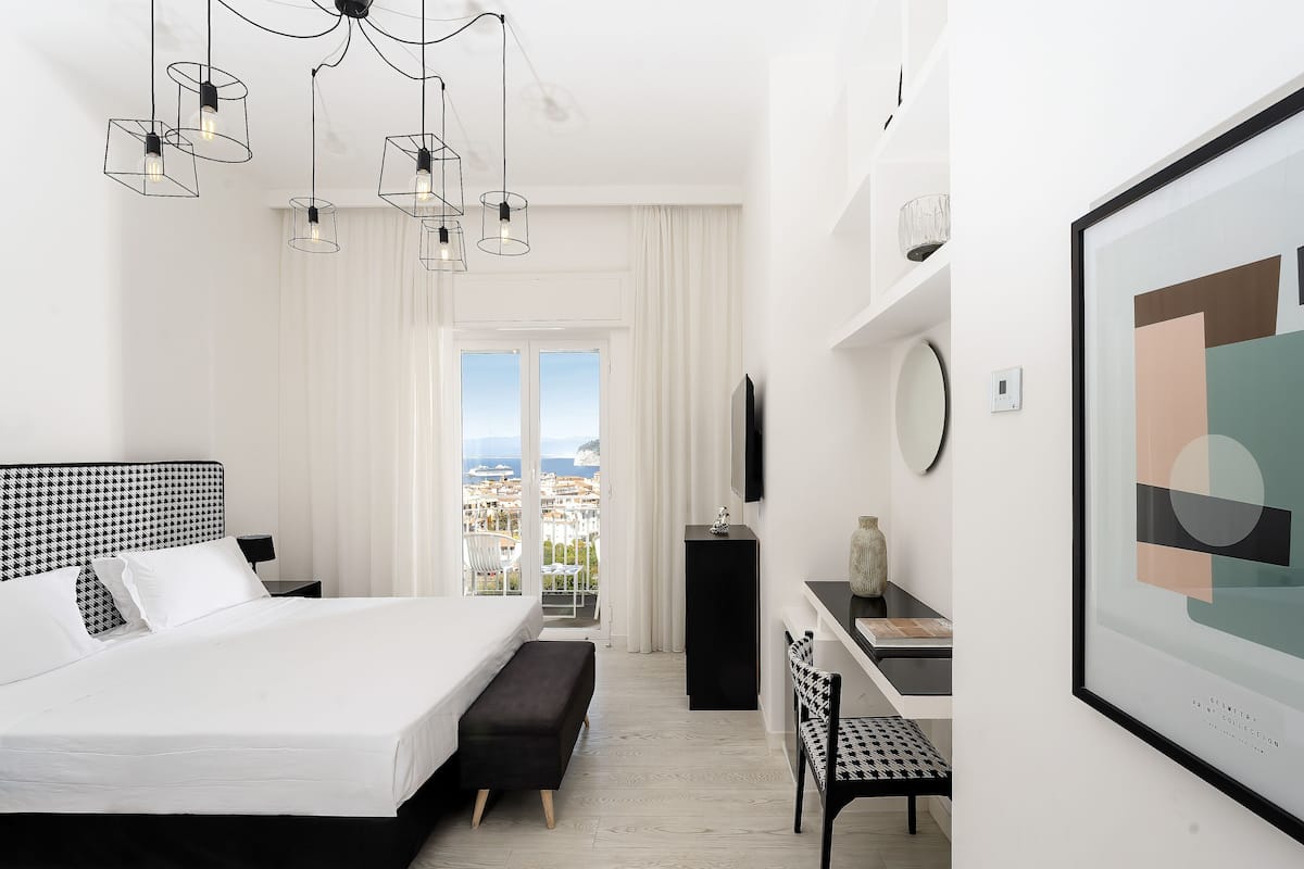 Deluxe-værelse - balkon - havudsigt | 1 soveværelse, minibar, pengeskab på værelset, skrivebord