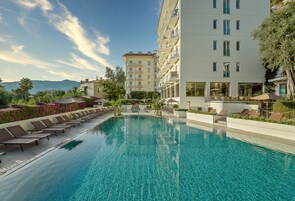 2 piscinas al aire libre, sombrillas, sillones reclinables de piscina