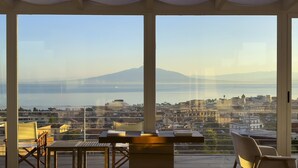 Un balcón amplio con vistas a un paisaje urbano y a una montaña.