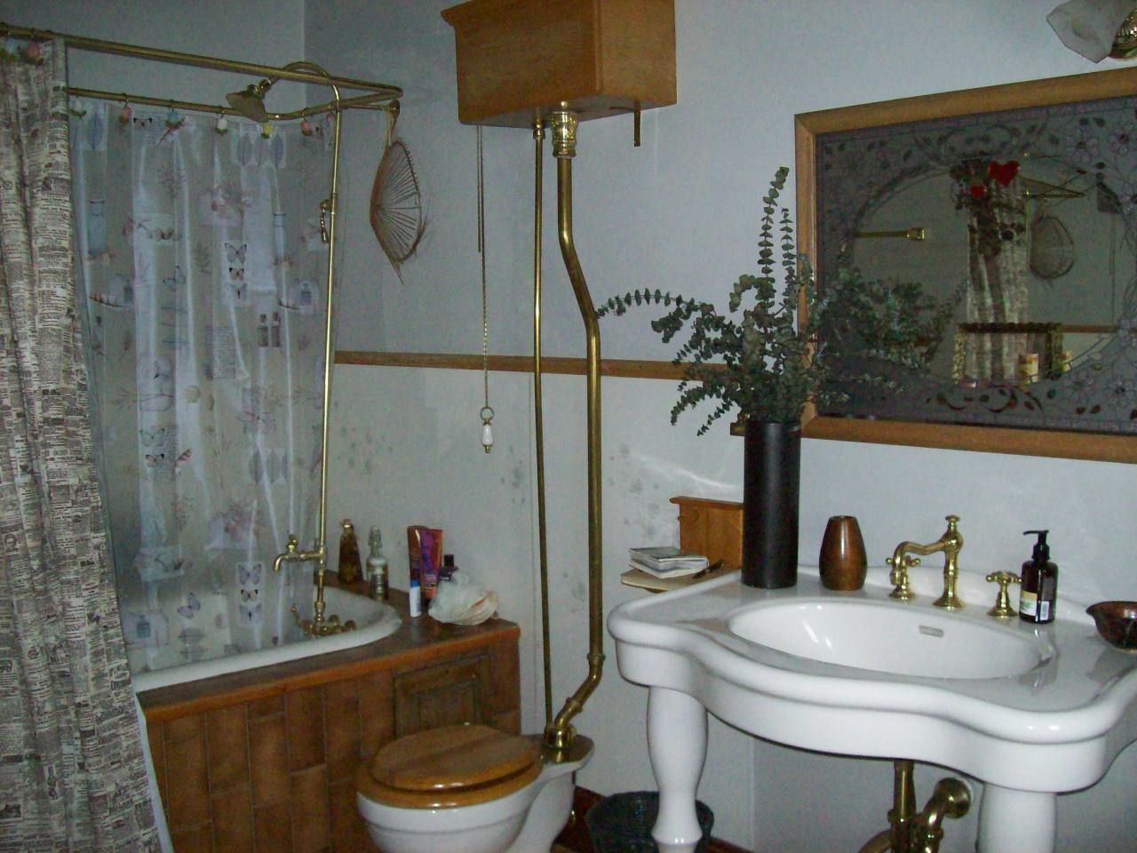 Een badkamer met toilet, wastafel en douche.