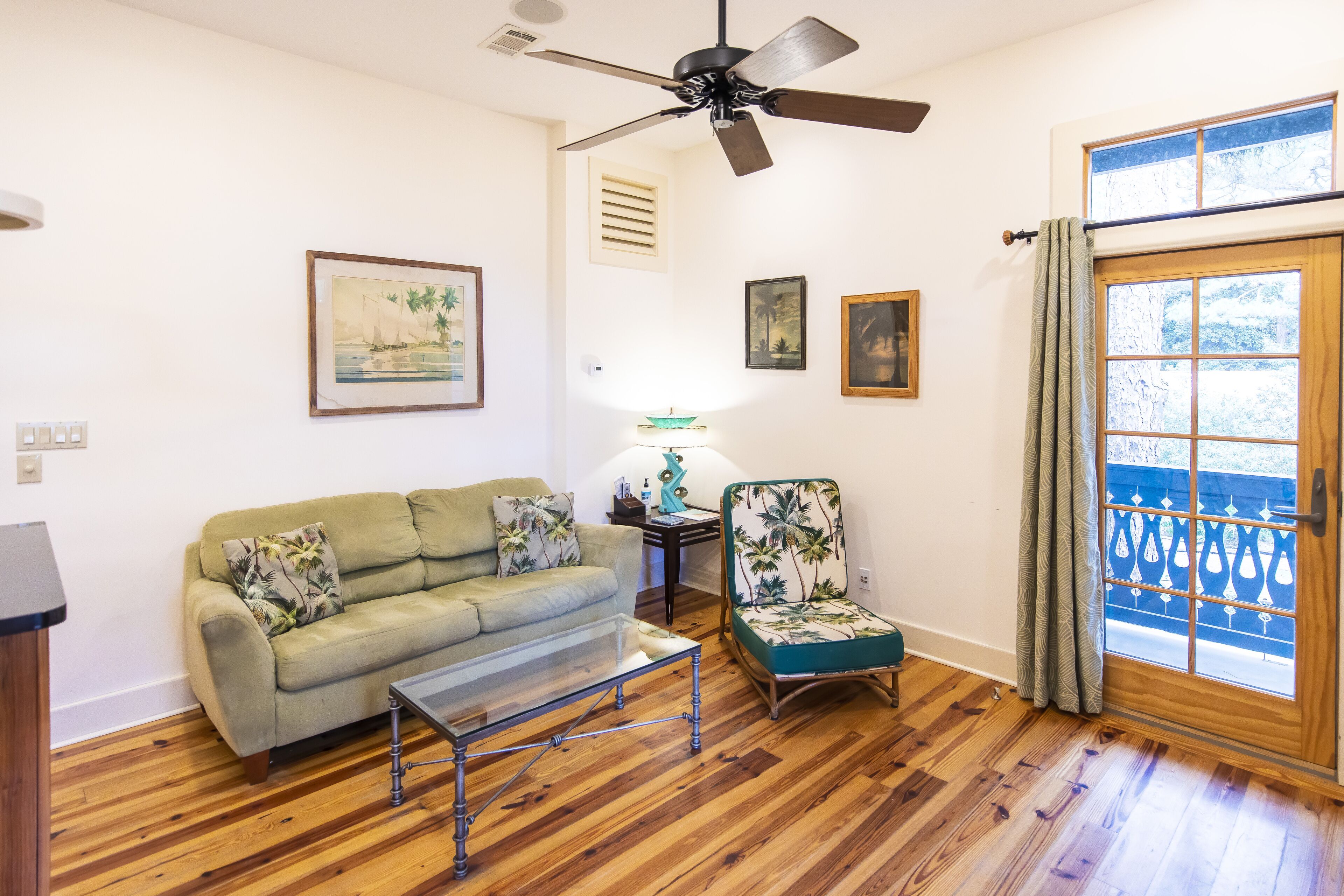 Deluxe Apartment (Flat Four) | Living area | Flat-screen TV