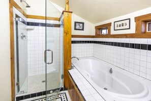 Deluxe Suite (Romance) | Bathroom | Free toiletries, hair dryer, towels, soap - Hibiscus Coffee & Guesthouse (Santa Rosa Beach)