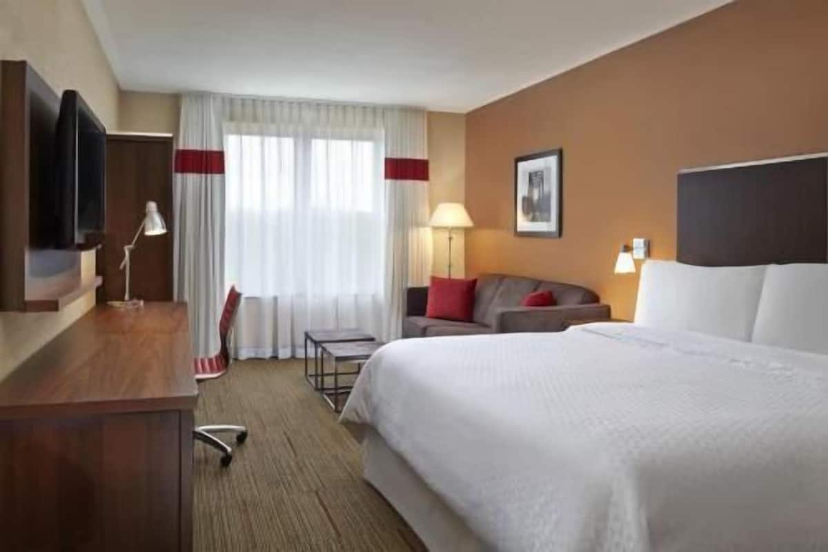 Premium bedding, in-room safe, desk, blackout drapes