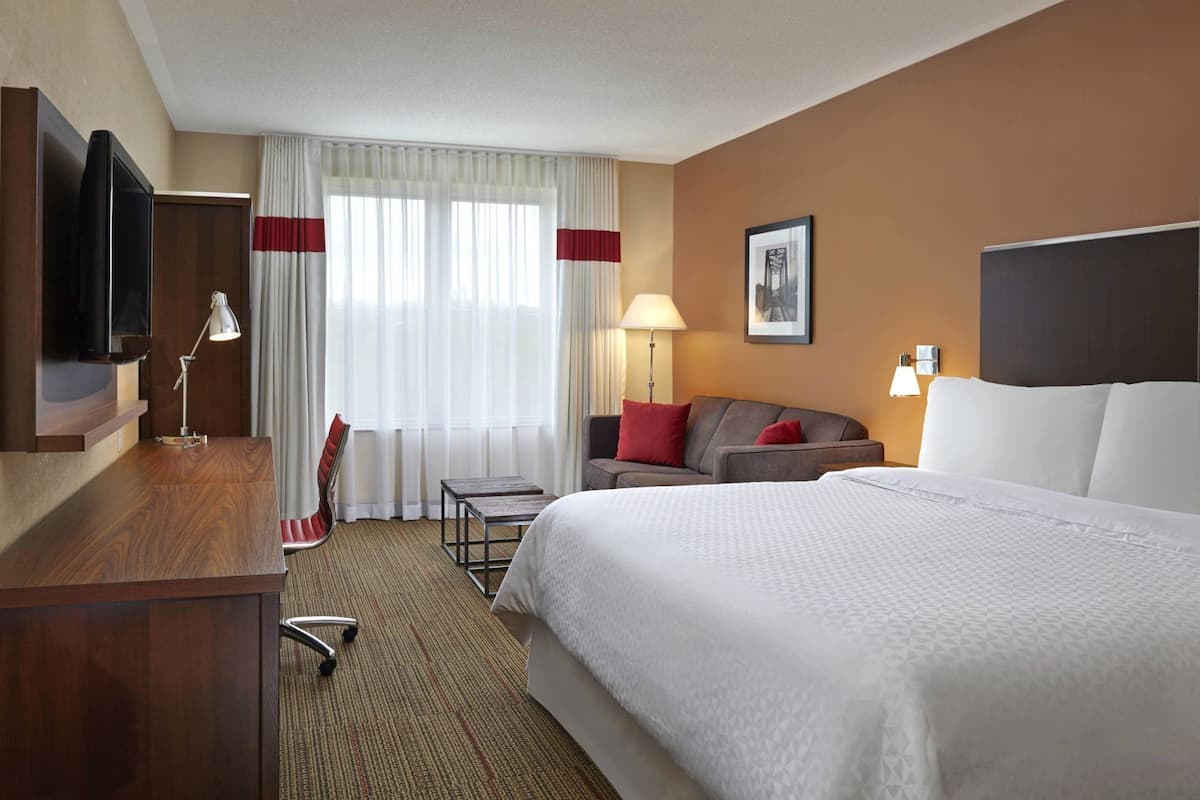 Premium bedding, in-room safe, desk, blackout drapes