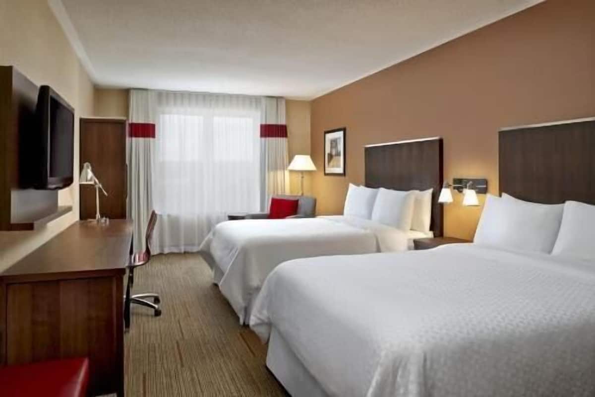 Premium bedding, in-room safe, desk, blackout drapes