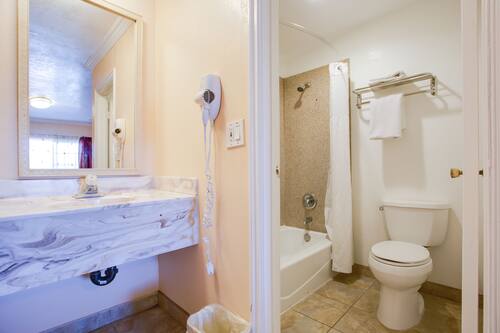 Standard Room, 1 King Bed | Bathroom
