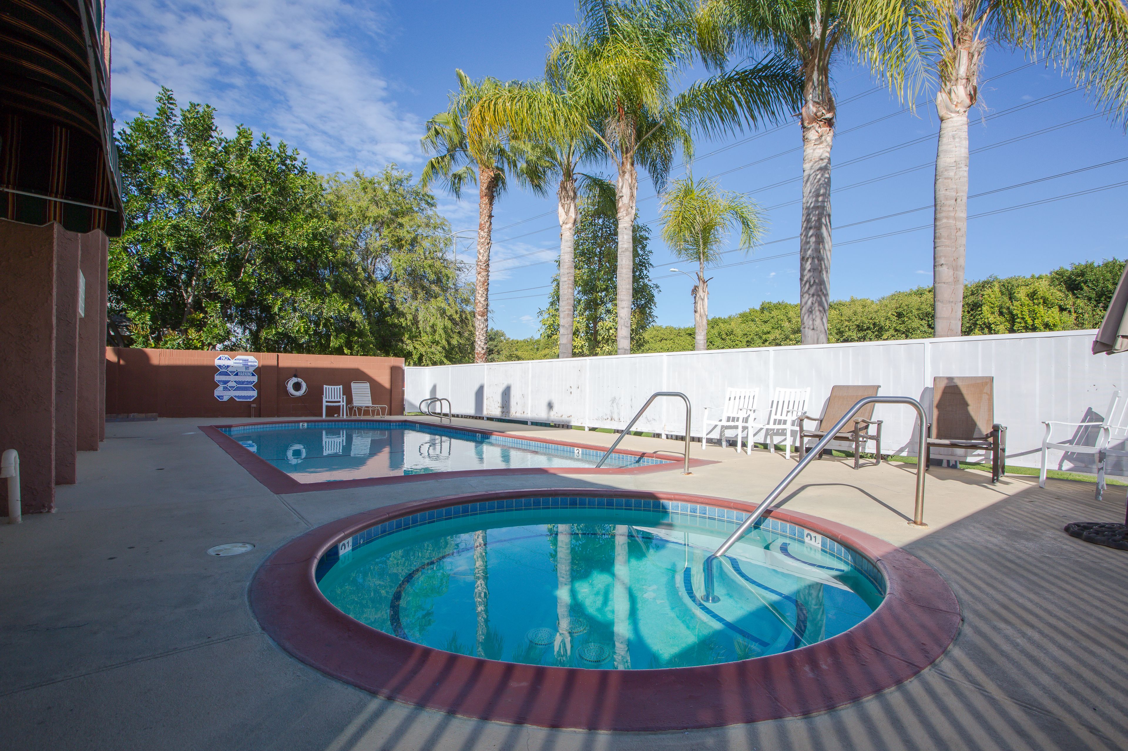 室外游泳池，日光浴躺椅