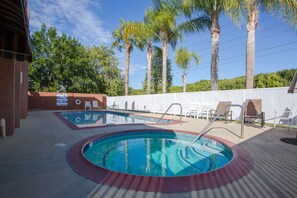 Piscine extérieure, chaises longues
