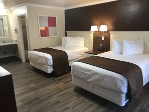 Quarto standard, 2 camas Queen | Escrivaninha, cortinas blackout, ferros/tábuas de passar roupa