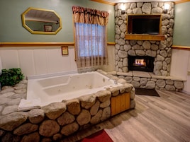Standard Room, 1 King Bed, Jetted Tub | Premium bedding, in-room safe, individually decorated