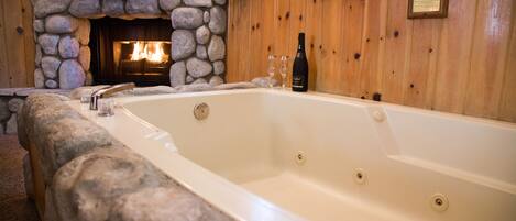 Chambre Standard, 1 très grand lit, bain à remous