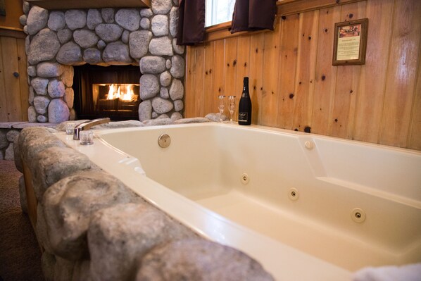 Habitación estándar, 1 cama King size, hidromasaje | Ropa de cama de alta calidad y caja de seguridad en la habitación