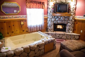 Standard Room, 1 King Bed, Jetted Tub | Premium bedding, in-room safe, individually decorated - Cathy's Cottages (Big Bear City)
