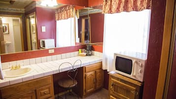 Standaard kamer, 1 kingsize bed, bubbelbad | Woonruimte | Een 30-inch lcd-televisie met kabelzenders en een televisie