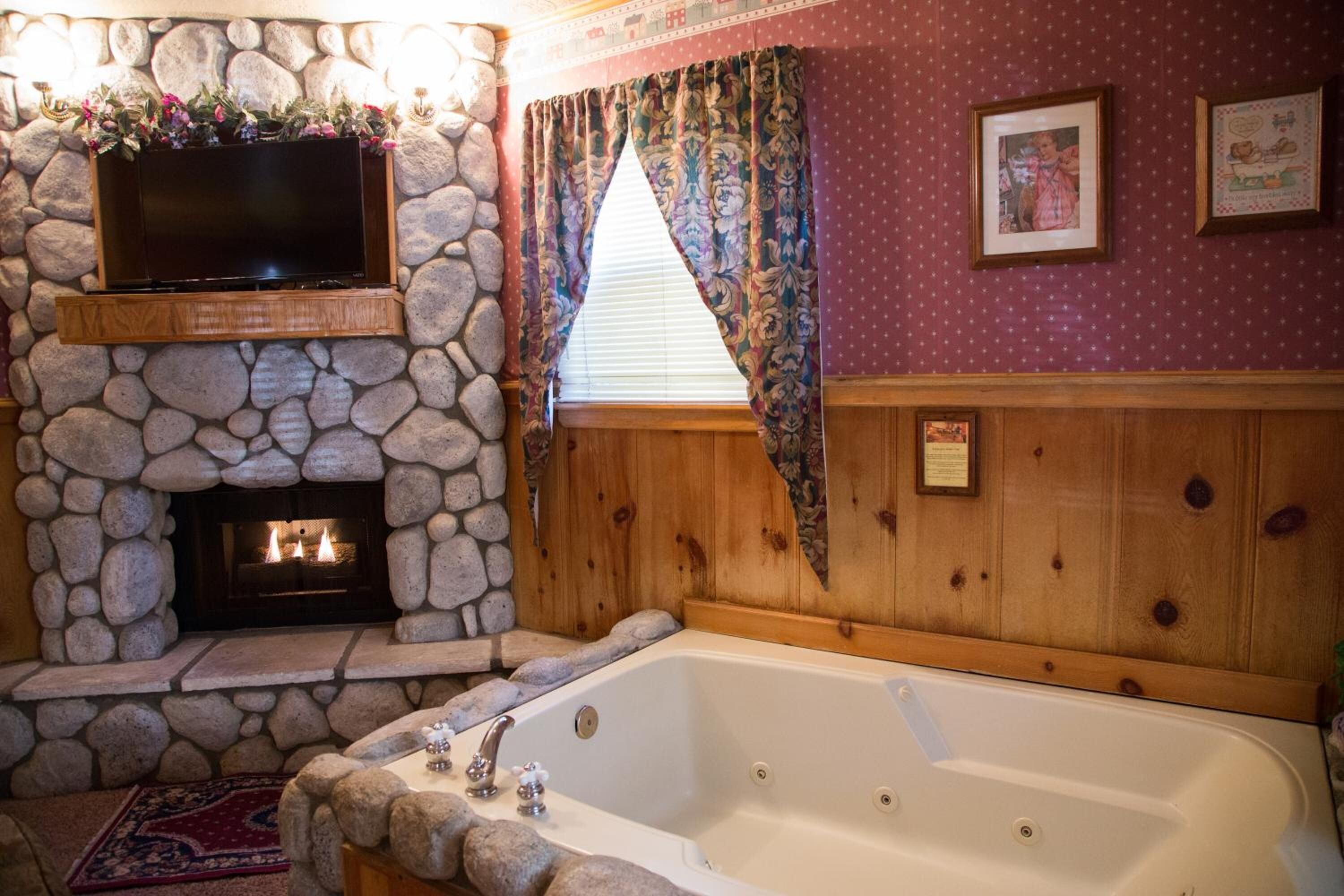 Standardrum - 1 kingsize-säng - bubbelbad | Badrum | Gratis toalettartiklar, hårtork, handdukar och tvål