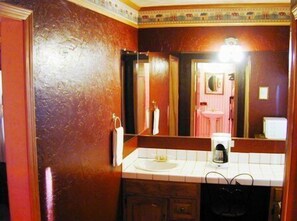 Standard Room, 1 King Bed, Jetted Tub | Private kitchenette | Fridge, microwave, coffee/tea maker