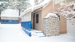 Terrace/patio - Cathy's Cottages (Big Bear City)